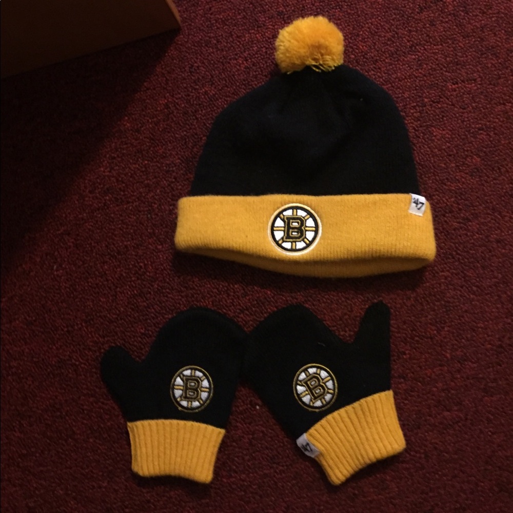 Boston bruins hat and mittens set
