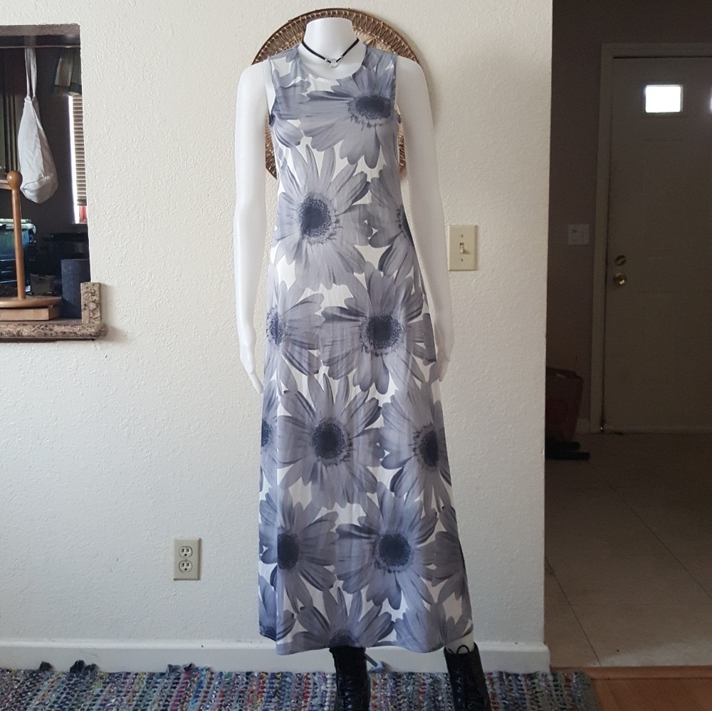 Sleeveless flower print maxi dress