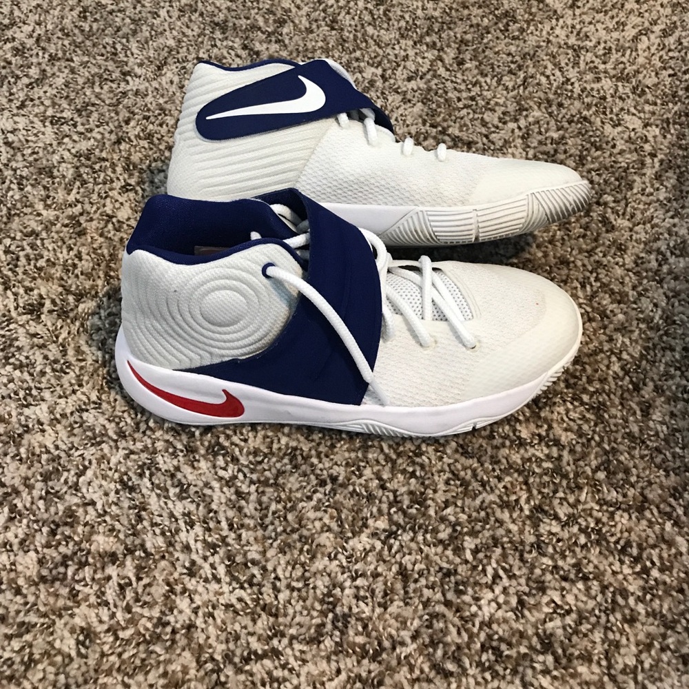 Kyrie 2 basketball shoes. Kids 5 women's 7