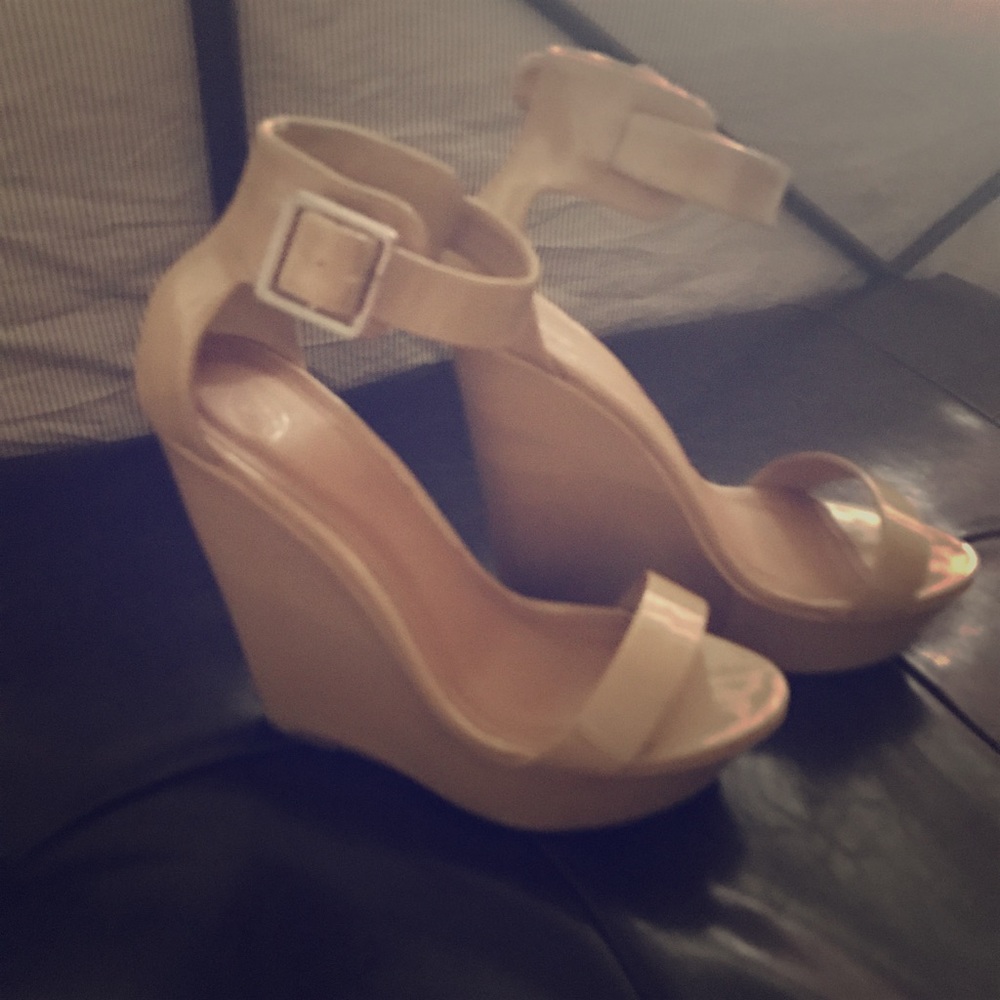 Delicious tan patent leather ankle strap wedges.