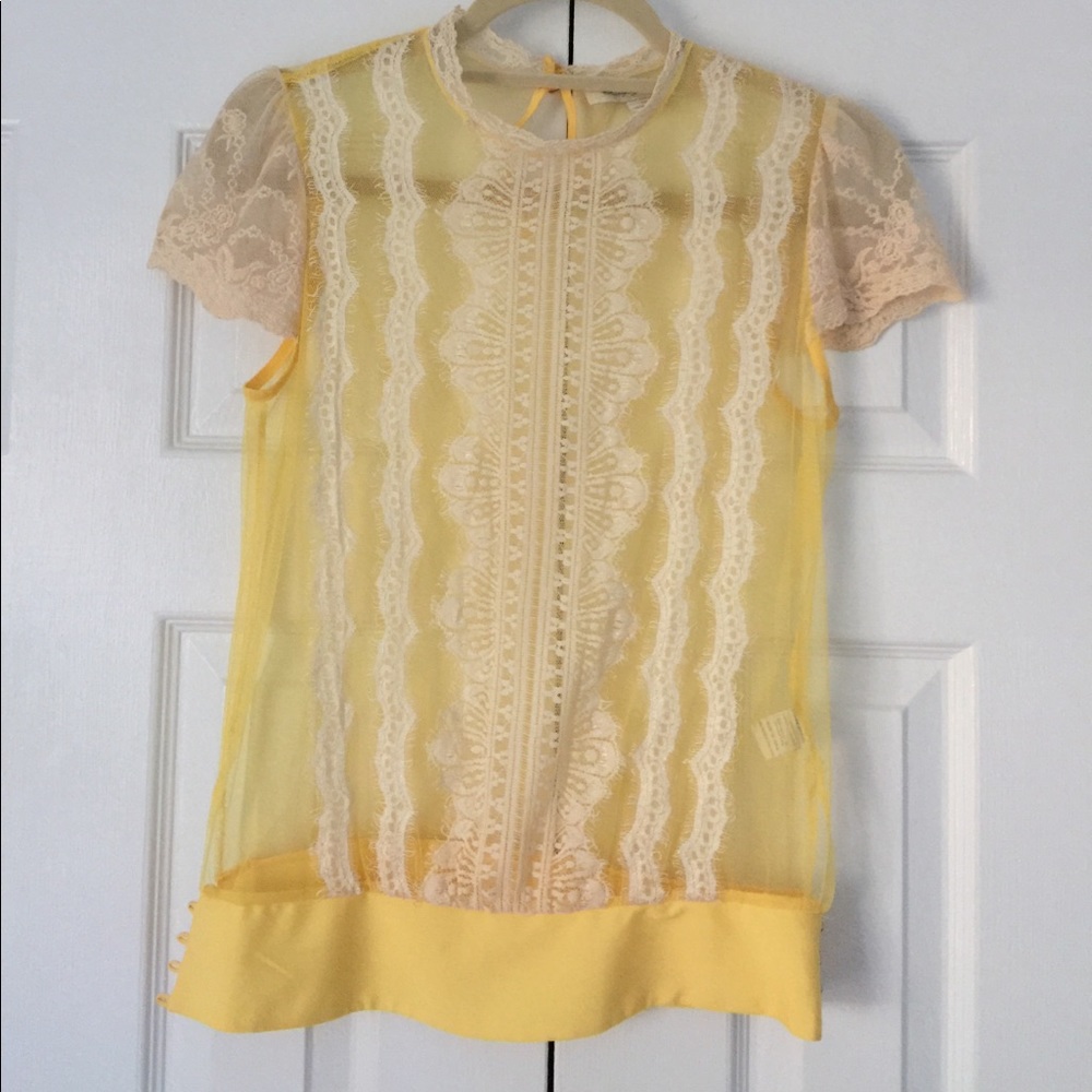 Never worn lace top with beautiful detail ✨
