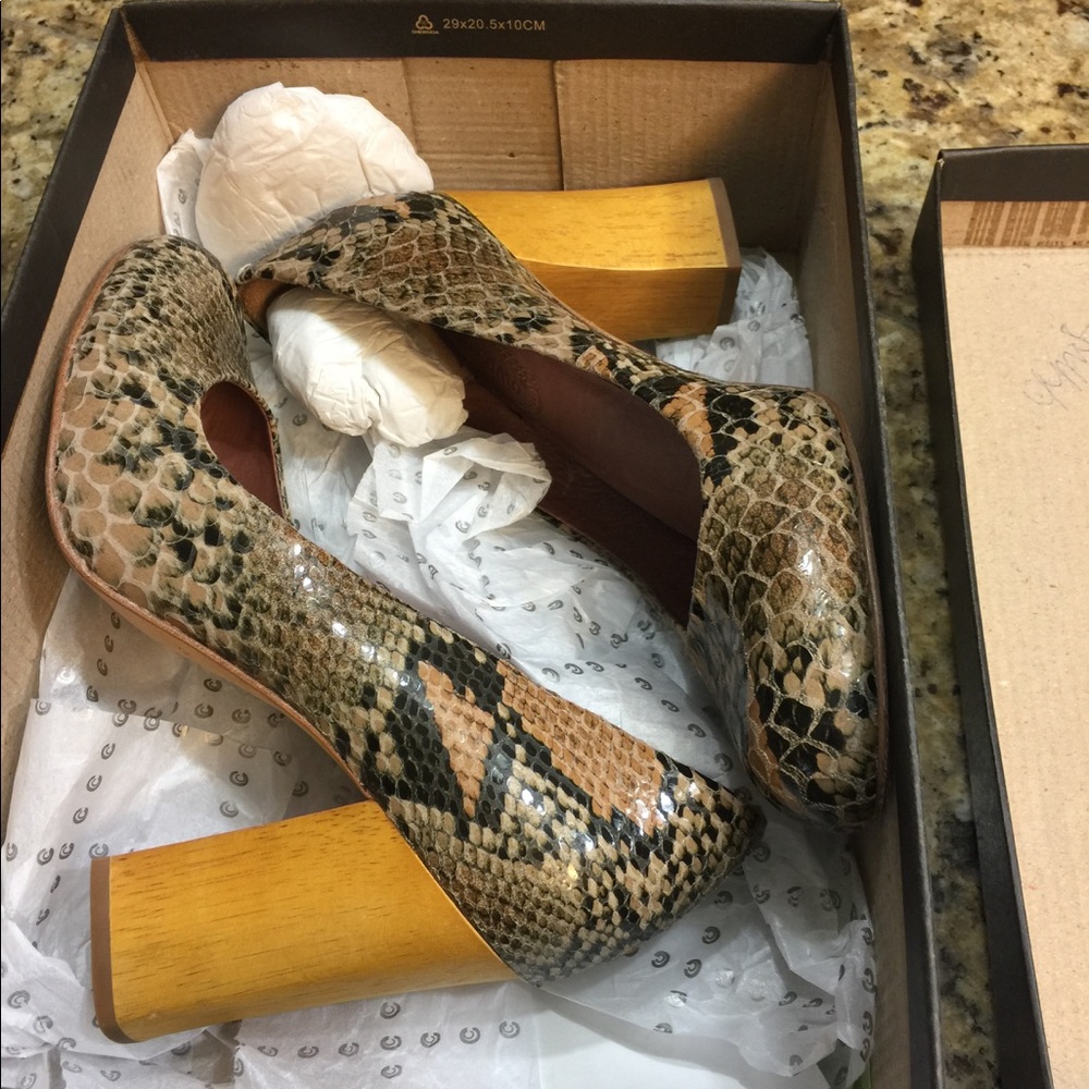 7.5 multi snake print pumps