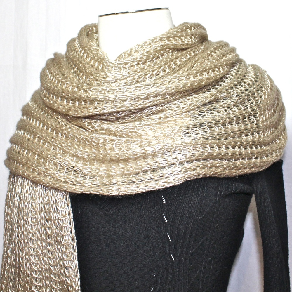 CLEARANCE**HP*NWOT—Shimmering Creme Scarf—$ FIRM