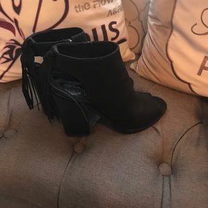 Vince Camuto bootie in black!