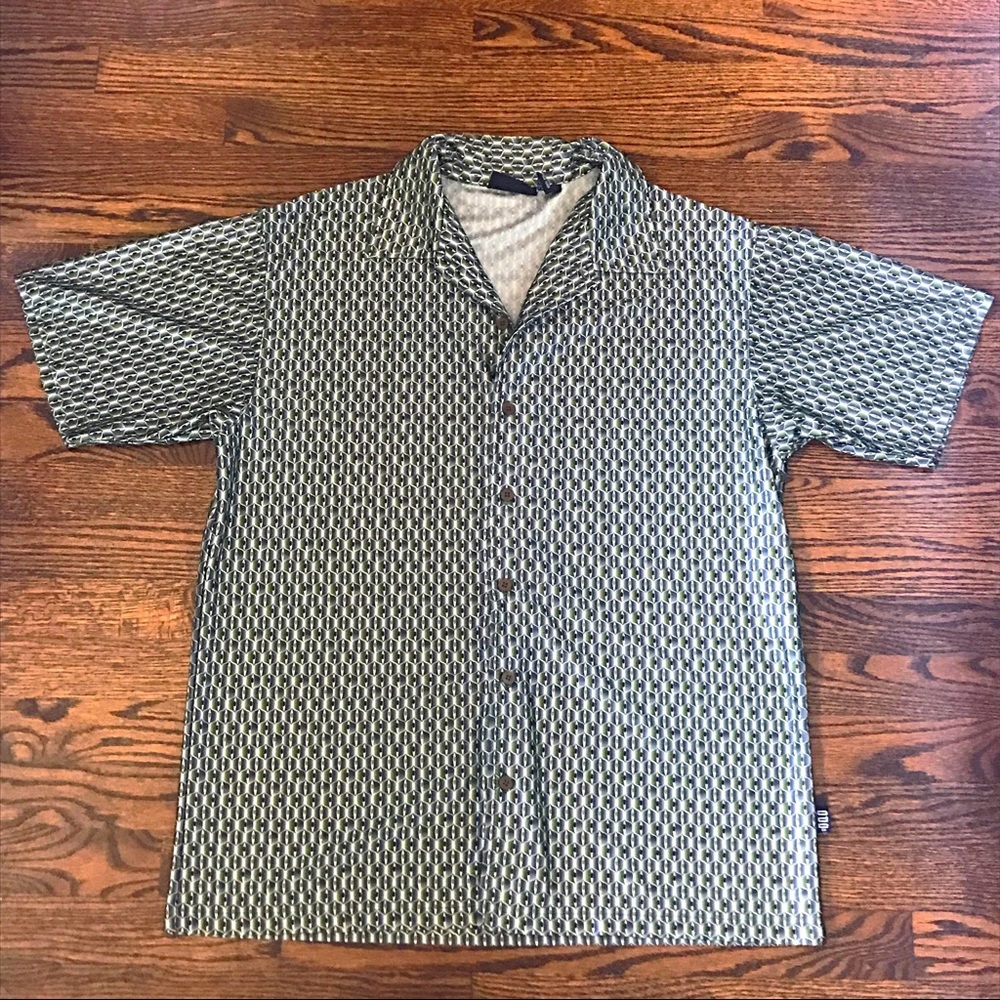 👕90's Graphic Print Button-Up Shirt