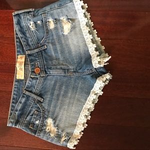 Cute pair of Hollister shorts! Only worn once :)