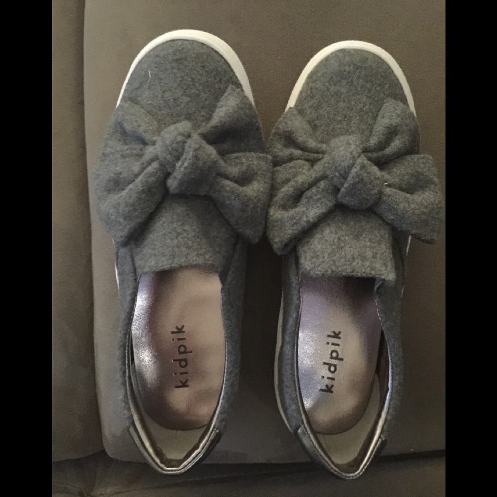 KidPik Grey bow sneakers NWT