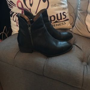 Black Seychelles boots!
