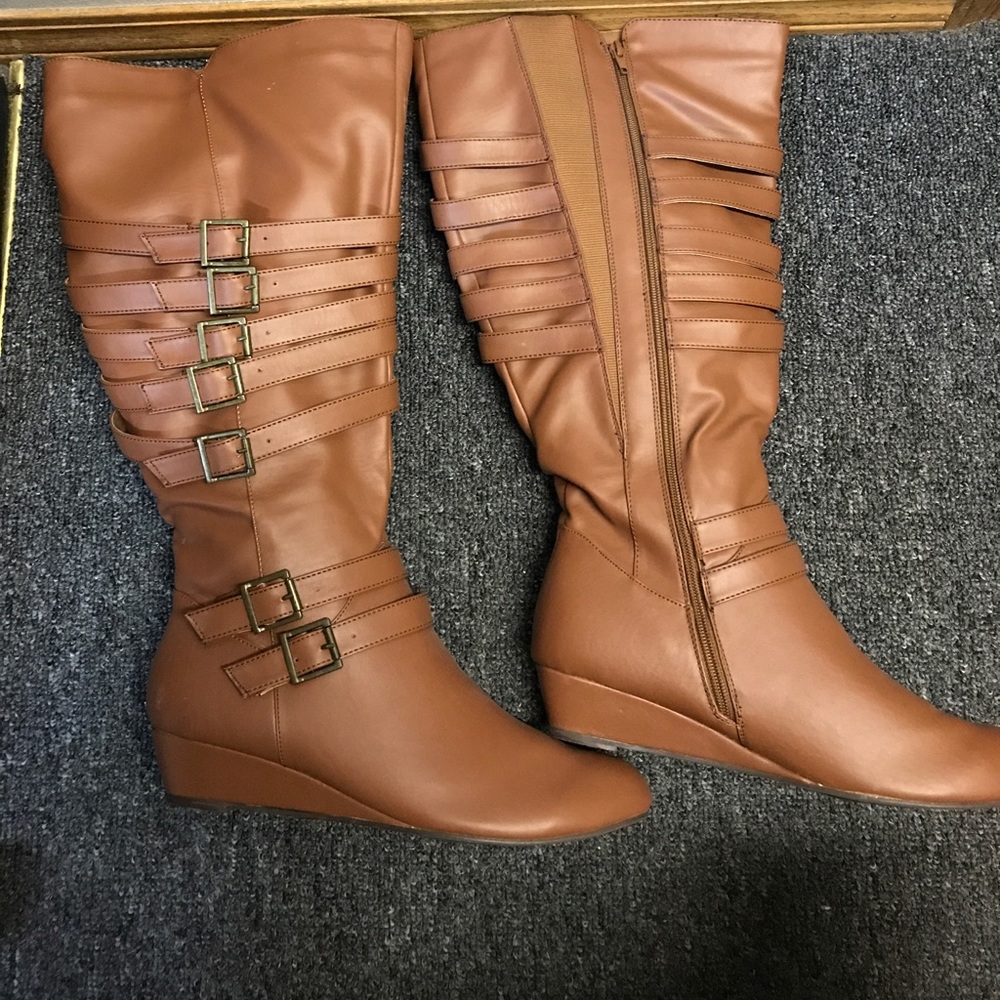 NEVER WORN wedge boots