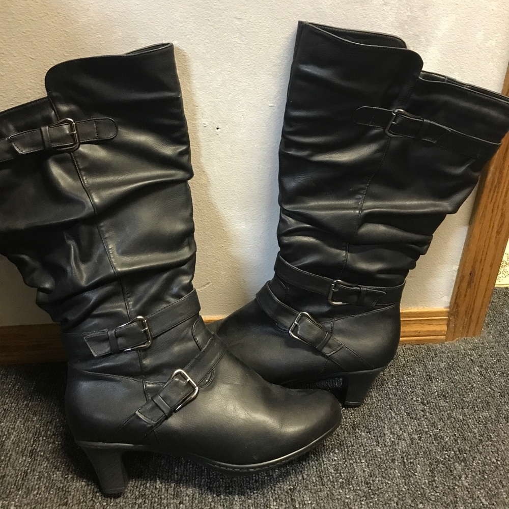 Heeled black boots