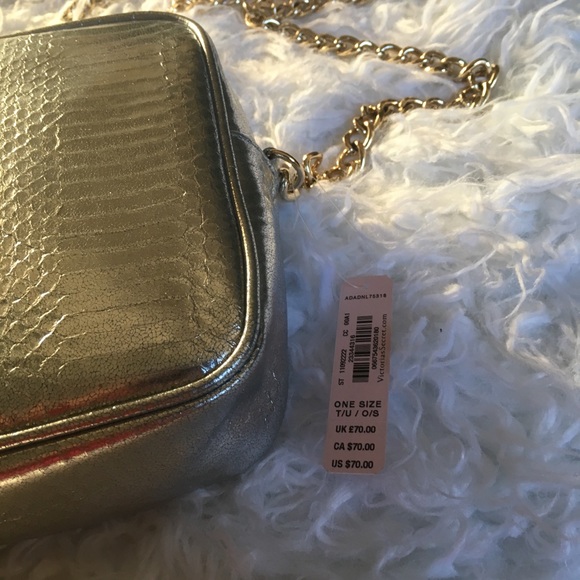 VS fashion show limited edition silver crossbody. - Picture 2 of 6