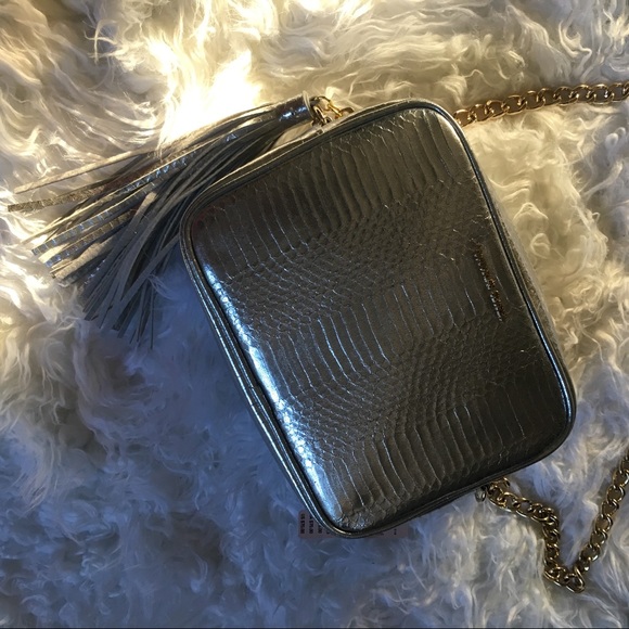 VS fashion show limited edition silver crossbody. - Picture 4 of 6