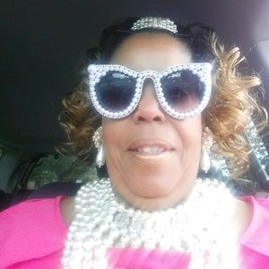 Meet your Posher, Sheila