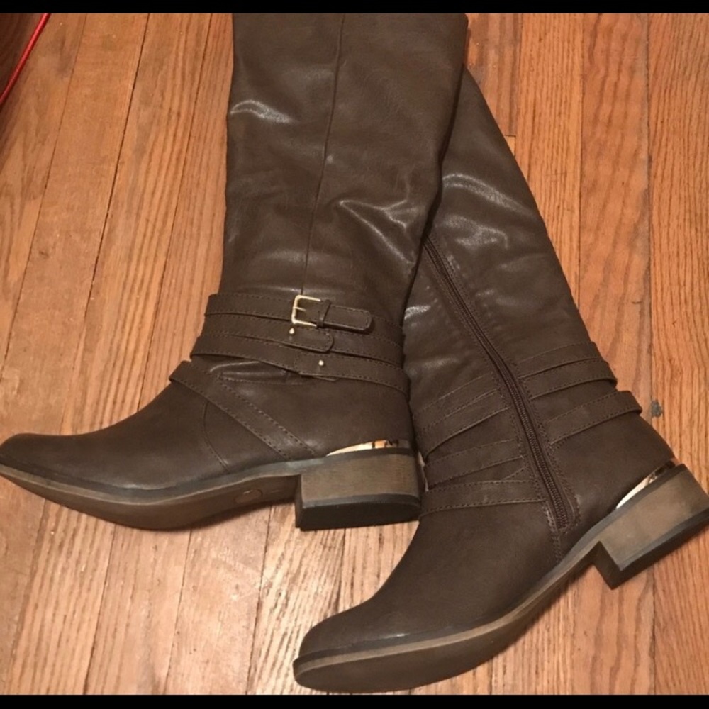 Gold-accented riding boots! ❤️