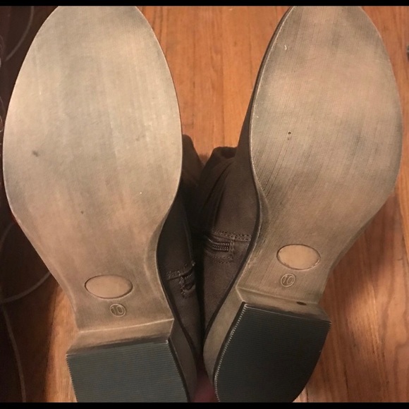 Gold-accented riding boots! ❤️ - Picture 2 of 4