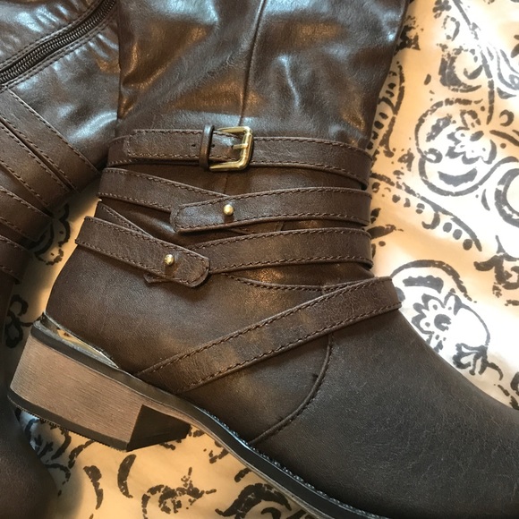 Gold-accented riding boots! ❤️ - Picture 4 of 4