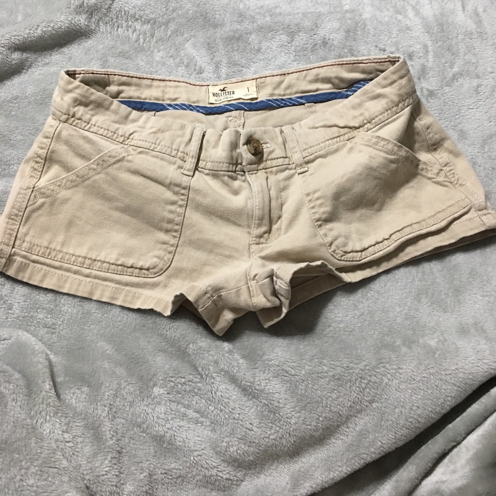 Hollister khaki shorts!