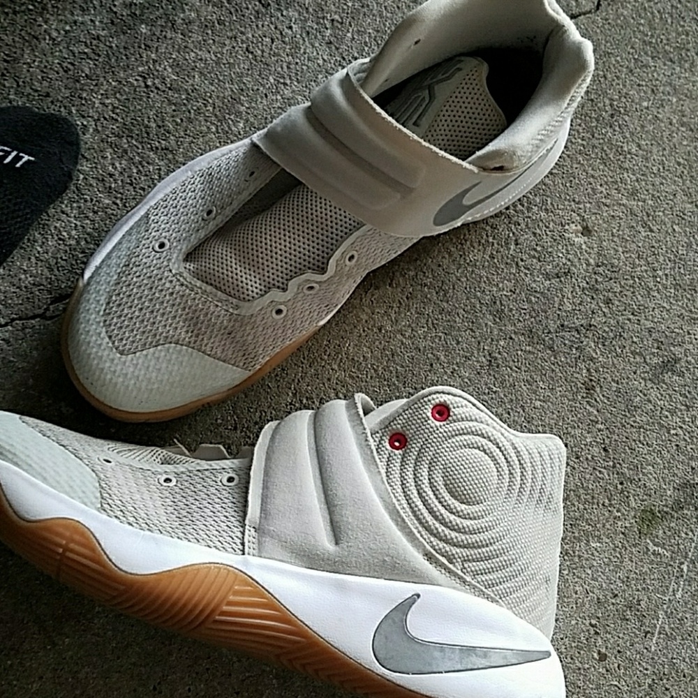 Kyrie 2 Gum bottom (does come with laces)