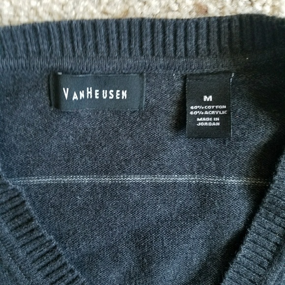 Men's Van Heusen v-neck sweater - Picture 2 of 3