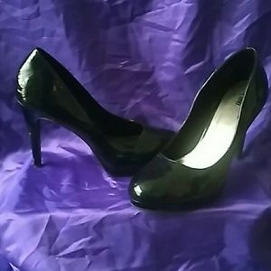 Black pat and leather Pumps