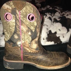 Ariat round toe boots