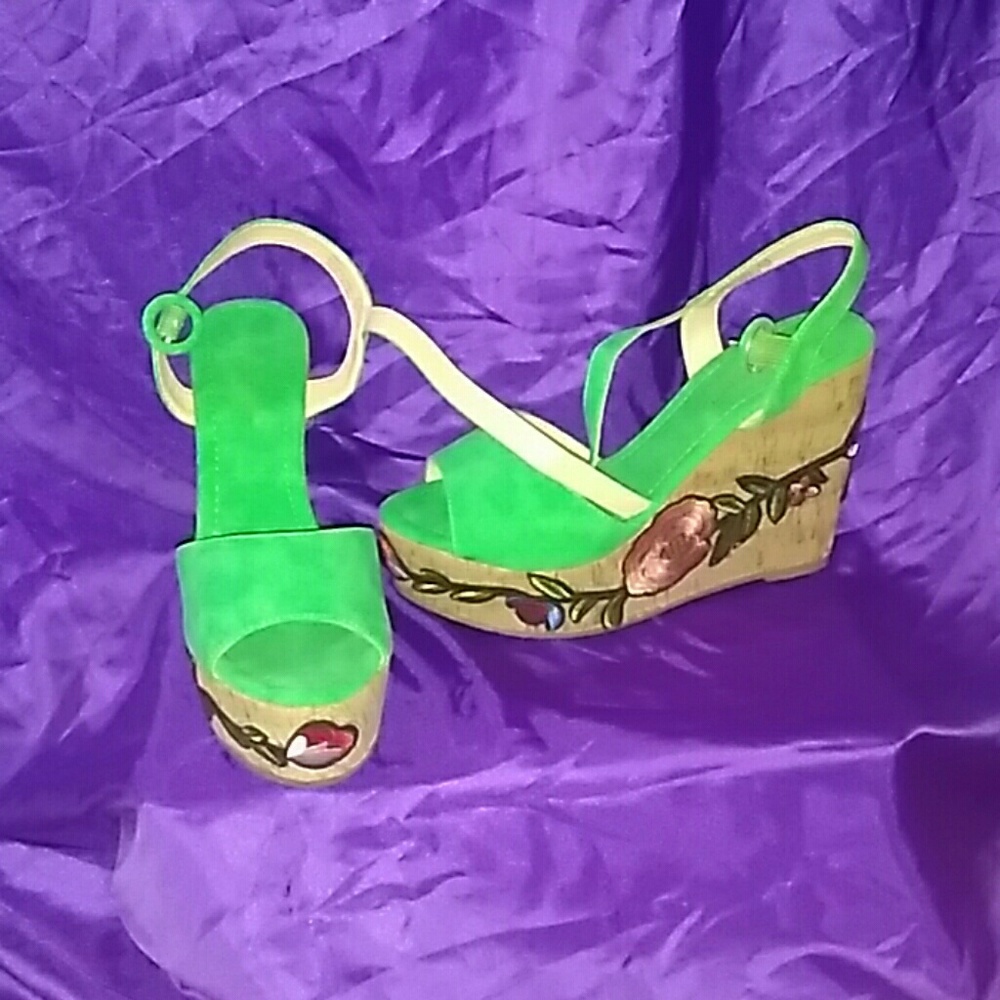 Beautiful green wedges Tag on!