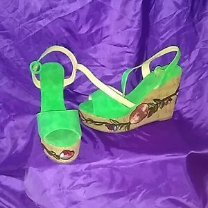 Beautiful green wedges Tag on!