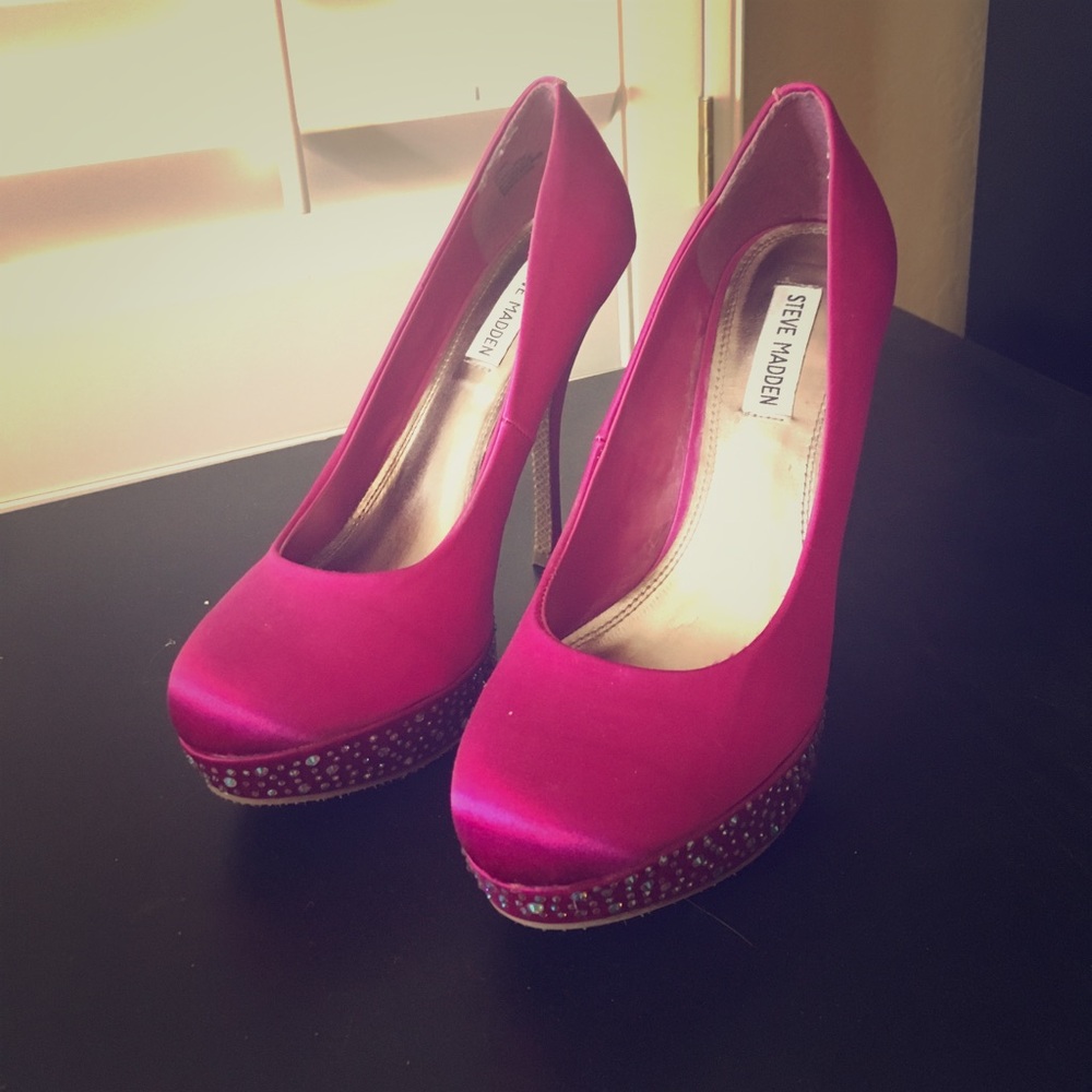 Steve Madden stunning embellished platform pumps