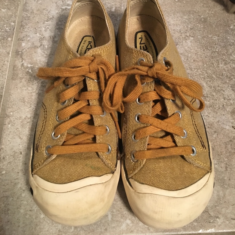 Keen tennie in mustard yellow, size 6