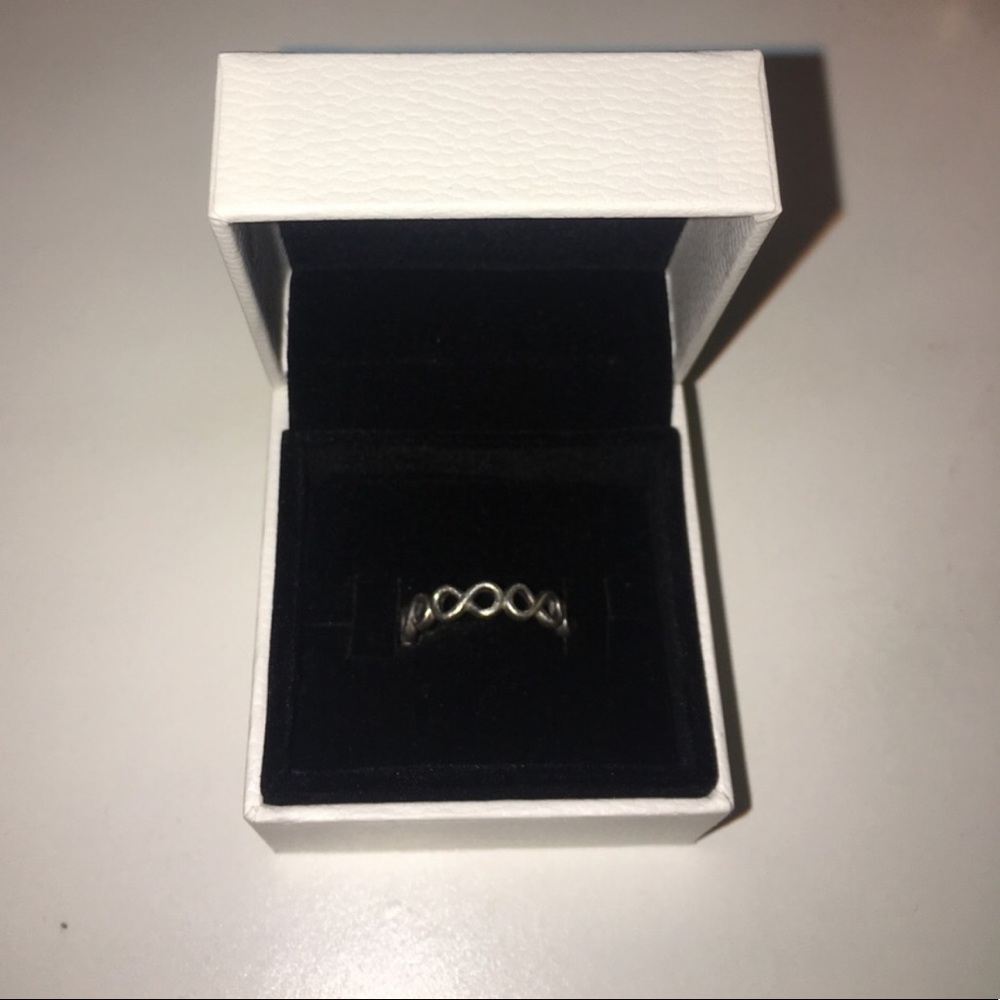 Size 6 pandora ring 💘