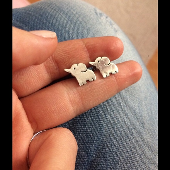 ☀️ Tiny Silver Elephant Stud Earrings 🐘 - Picture 2 of 4