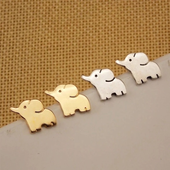 ☀️ Tiny Silver Elephant Stud Earrings 🐘 - Picture 4 of 4