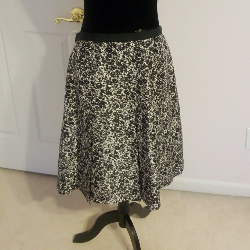 Lady's skirt - Picture 3 of 4