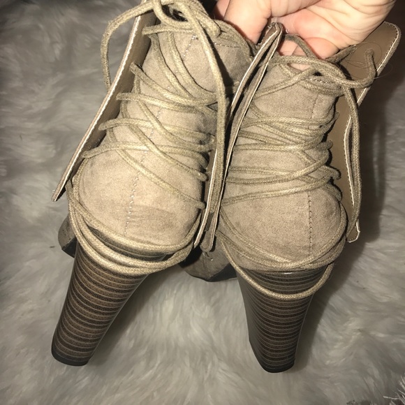 Tan suede high heeled booties - Picture 3 of 4