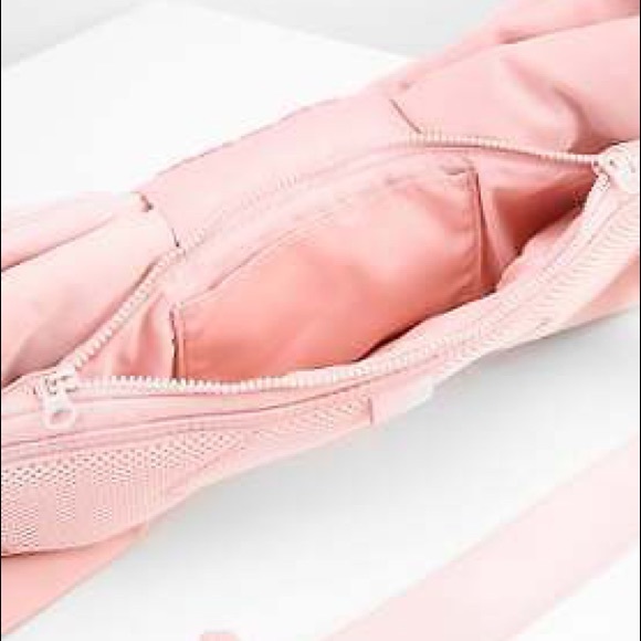 ❗️❗️SOLD❗️❗️Puma fenty Rihanna pink bow bag - Picture 5 of 8