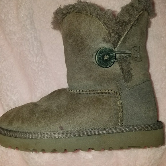 **SOLD**UGG - Picture 2 of 4
