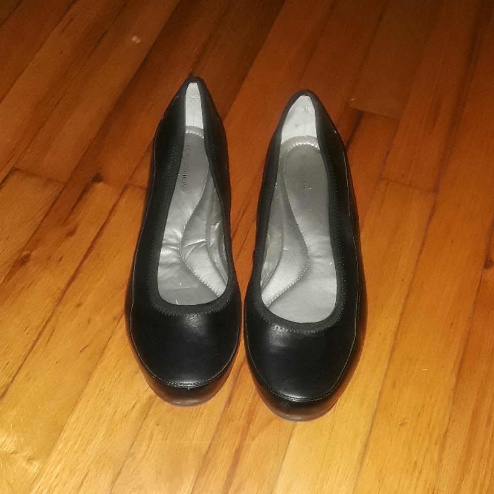 Ladies 12 wide flat black shoes