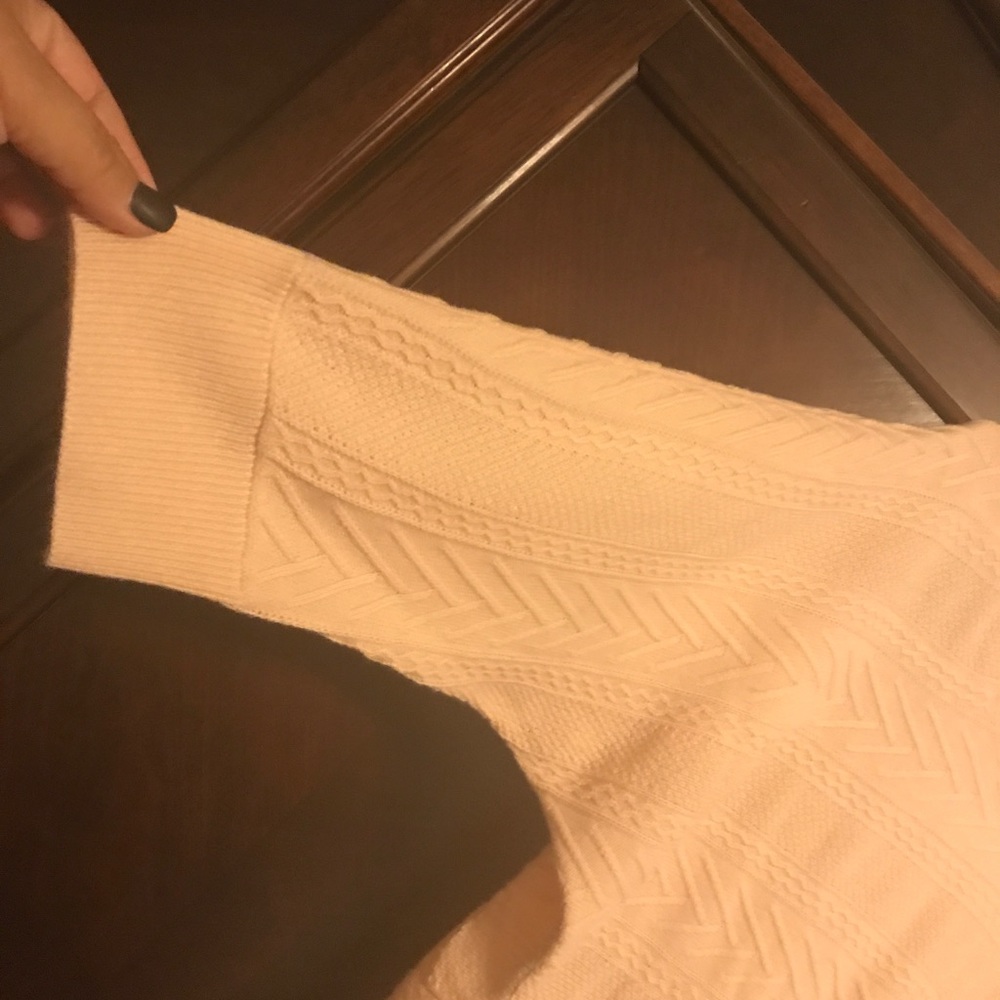 Cute 1/4 sleeve sweater 😍