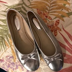 SM New York size 8 silver shoes