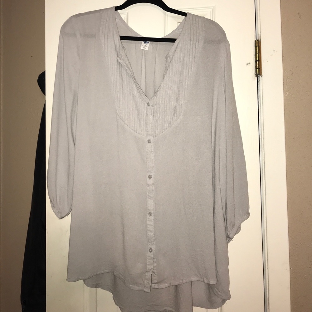 Old Navy Gray blouse🍍
