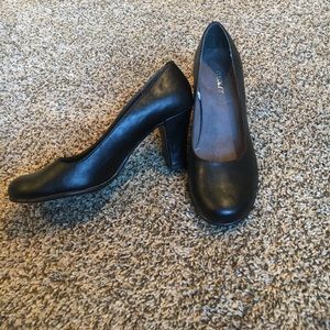 Very comfy black heels