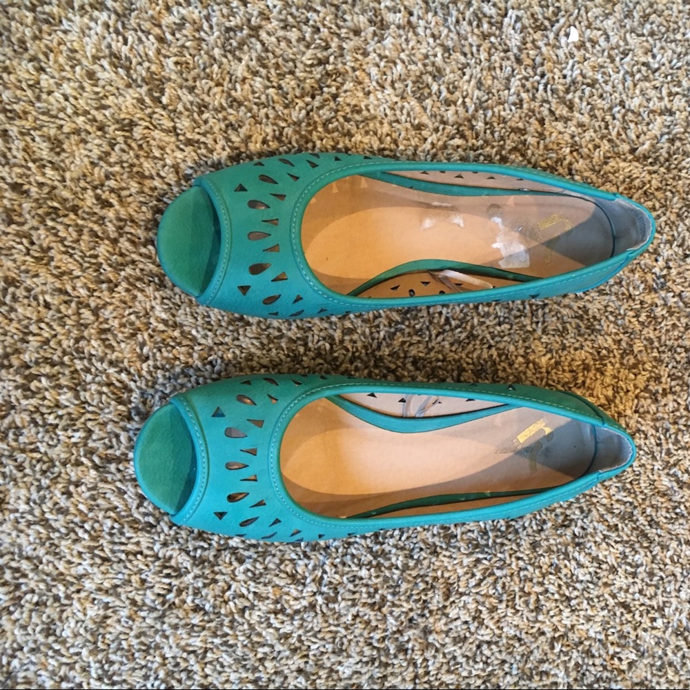 Peep toe flats