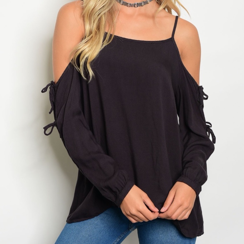 🎉SALE🎉🖤Black Cold Shoulder Top🖤