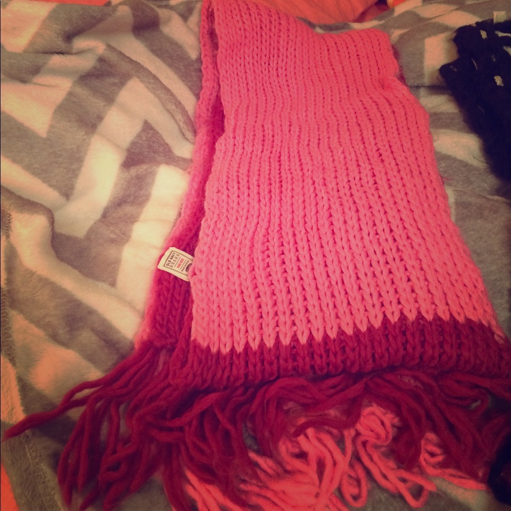 Old Navy two tone pink scarf