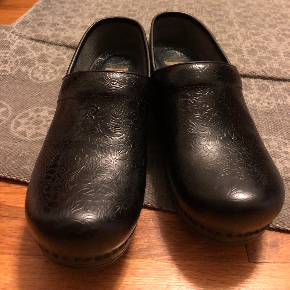 Black dansko clogs or nursing shoes size 39 / 9