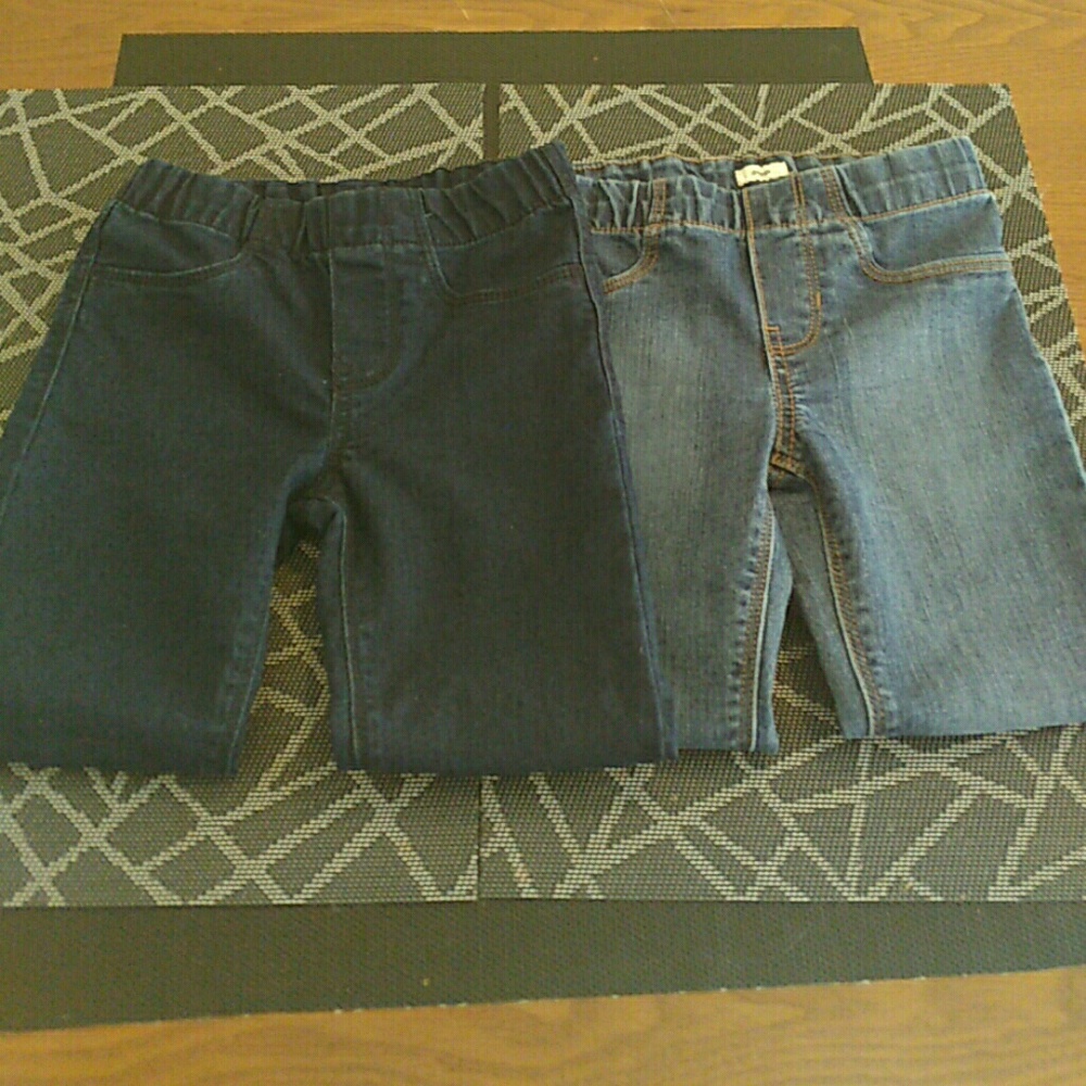2 pairs of Osh Kosh girls size 5 jeggings.