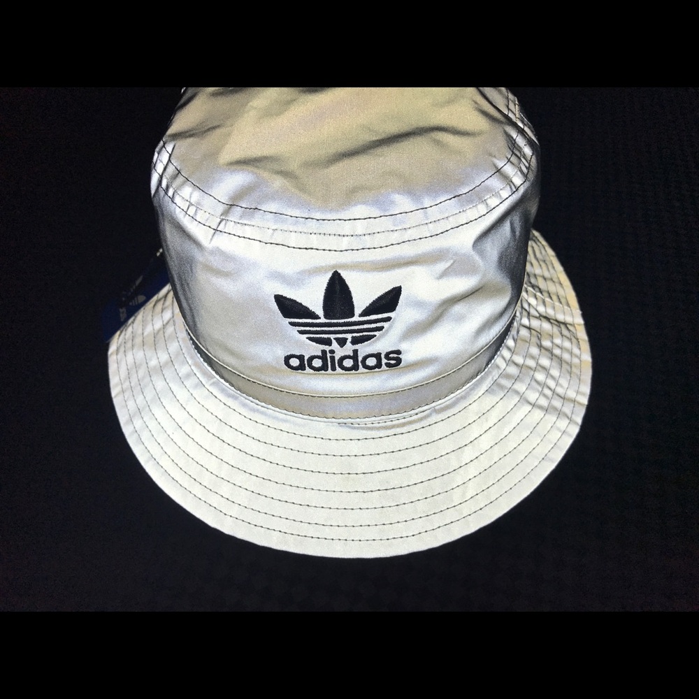 ⚠️Adidas Originals Silver Reflective Bucket⚠️