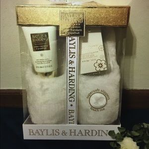 Woman's slippers gift set