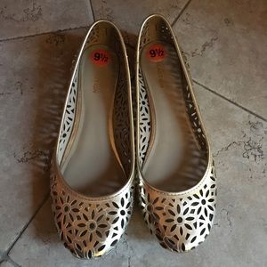 Kenneth Cole Reaction Gold Perforated Flats 9.5