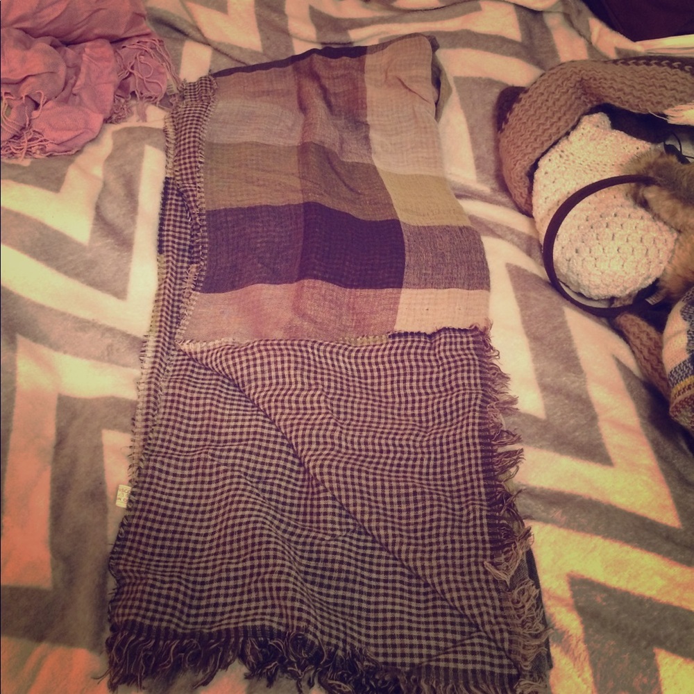 Multicolored scarf with gingham underside